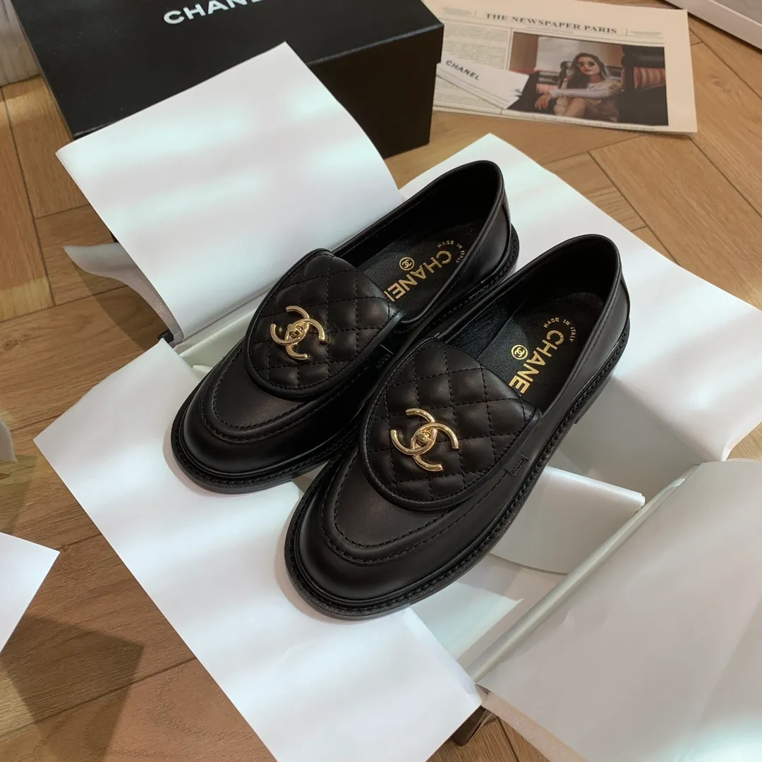 👟👟Ex-factory price 480👟👟 🍀 The official website is updated simultaneously with high version, CHANEL Chanel's new top autumn shoes series for early spring____________ is a must-have hot item for the fragrance family in spring, the goddess series, with the elegant and ladylike temperament of the fragrance family, super attractive, irresistible, and heart-warming... ▪️The upper is imported cowhide/butter/patent leather, high-end and texture ➕Original molded hardware buckle ➕Electric embroidery ▪️The lining is imported lambskin, soft and comfortable ▪️Original molded version, Italian genuine leather outsole🇮🇹 ▪️Number of codes: 34-42 (34 40 41 42 is custom-made, non-refundable and non-exchangeable) Multiple colors are available, you can also place an order with the picture